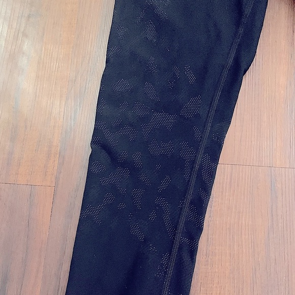 Lululemon “mapped out” high-rise leggings. Size 8 - Picture 6 of 10